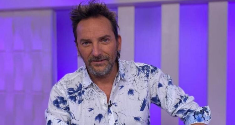 Daniel Fuenzalida posa con una leve sonrisa en el exestudio de Me Late.