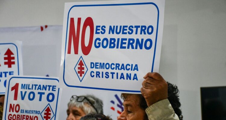“No es nuestro gobierno”: grupo de militantes DC no quiere entrar a La Moneda y piden consulta interna