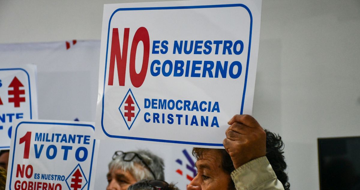 “No es nuestro gobierno”: grupo de militantes DC no quiere entrar a La Moneda y piden consulta interna
