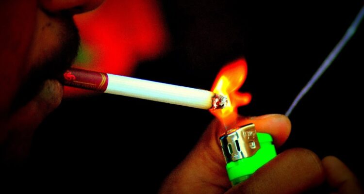 Dejar de fumar trae varios beneficios para la salud.