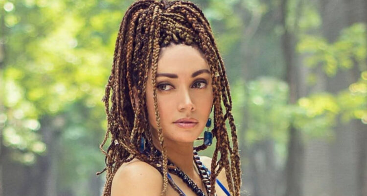 La rancherita posa seria mirando hacia un costado.