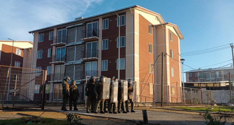 San Pedro de la Paz: personas que se tomaron departamentos agreden a equipo de prensa durante desalojo