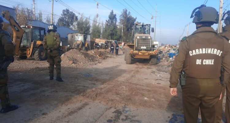 Desalojan toma en Maipú luego que habitantes se negaran a dejar el terreno