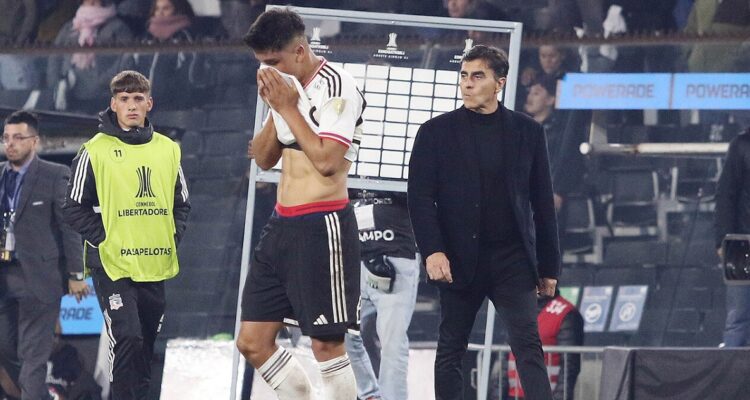 Gustavo Quinteros tuvo un áspero roce con los jugadores de Colo Colo.