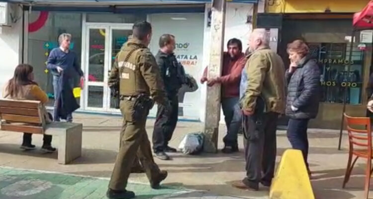 Detención ciudadana en Quillota: delincuente fue esposado a un poste tras robarle a adulto mayor