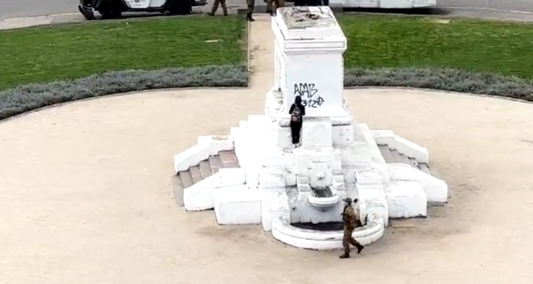 “ACAB 1312”: detienen a joven por rayar la Plaza Baquedano delante de Carabineros