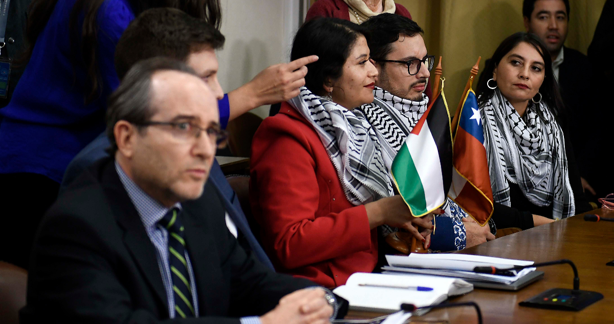 “No a la impunidad”: diputados del Frente Amplio reciben con pañuelos palestinos a embajador de Israel