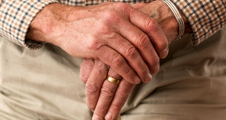 Adulto mayor con demencia senil se encuentra desaparecido hace más de 3 meses en Los Ángeles.