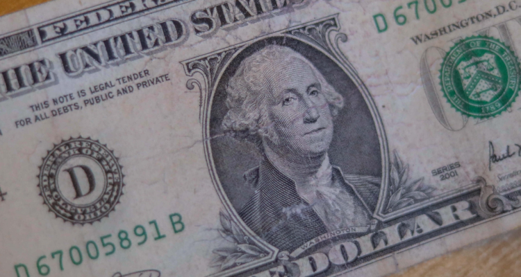 El dólar abre mostrando discreta baja en medio de dudas por techo de deuda de EEUU más alza del cobre