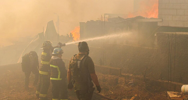 Dos muertos deja incendio en Talcahuano uno de ellos murió intentando rescatar a persona atrapada