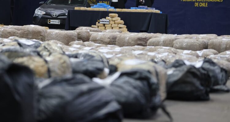 Incautan $10 mil millones en droga que sería comercializada en la RM: hay cuatro detenidos