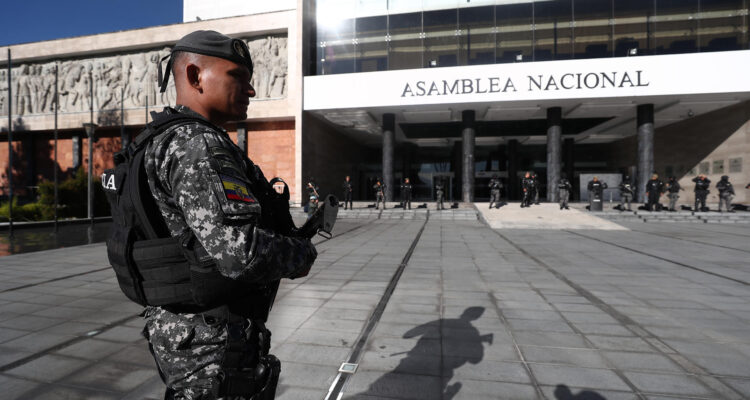 Policías y militares vigilan los exteriores de la sede de la Asamblea Nacional
