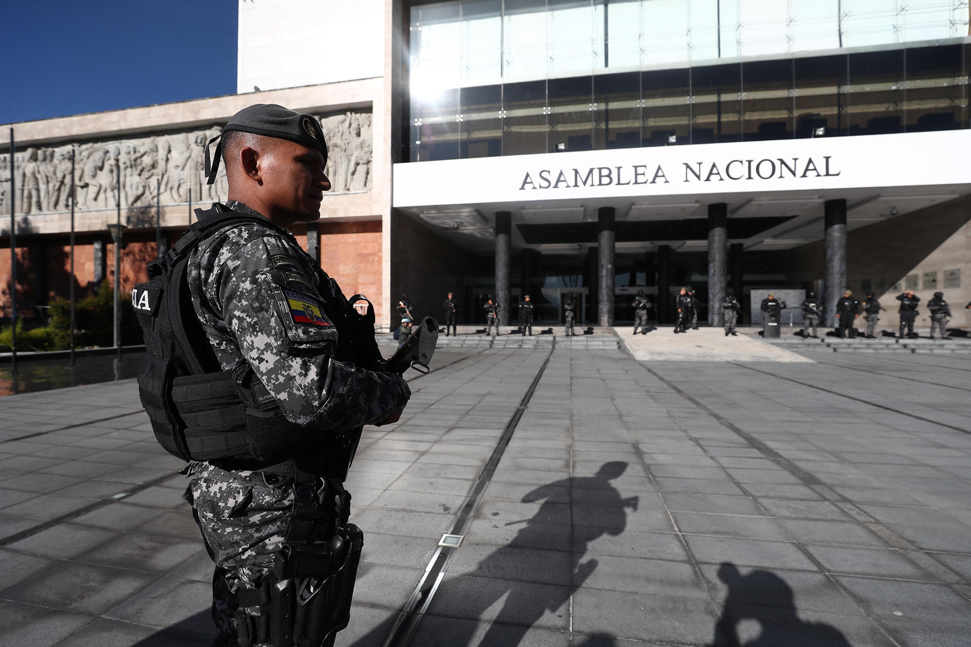 Policías y militares vigilan los exteriores de la sede de la Asamblea Nacional