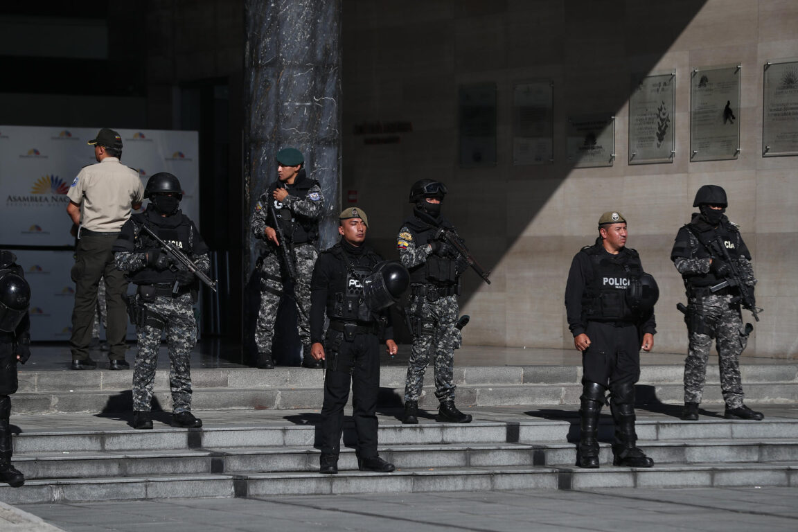 Policías vigilan los exteriores de la sede de la Asamblea Nacional 