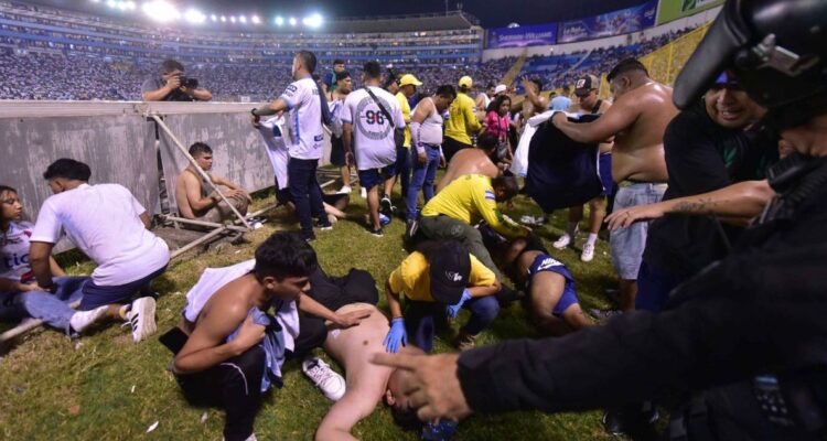 Aumentan a 12 los muertos y a 100 los heridos por estampida en estadio de El Salvador