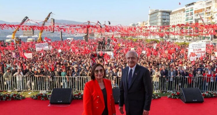 Kemal Kilicdaroglu (der) y su esposa Selvi Kilicdaroglu posan en un mitin en Izmir, Turquía