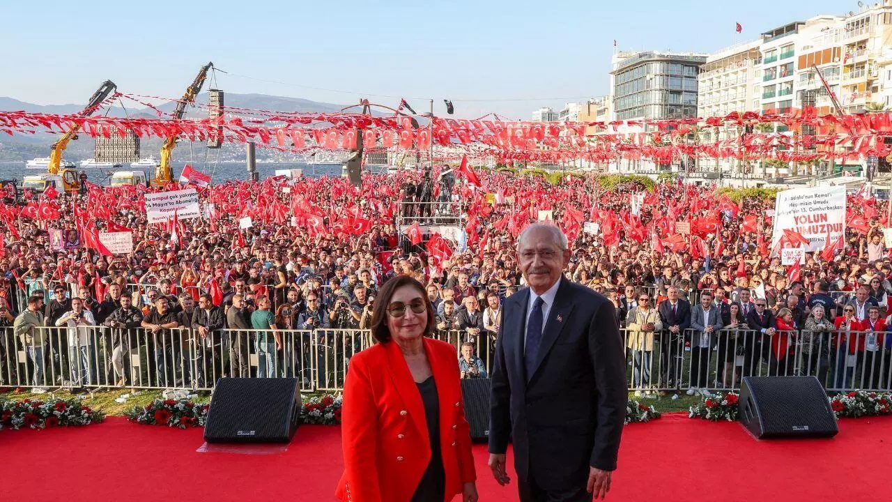Kemal Kilicdaroglu (der) y su esposa Selvi Kilicdaroglu posan en un mitin en Izmir, Turquía