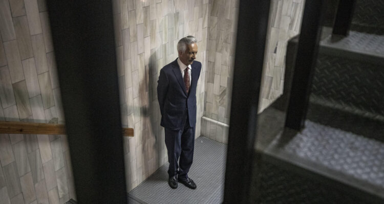 José Rubén Zamora llega a tribunales para el inicio de un juicio en 2 de mayo