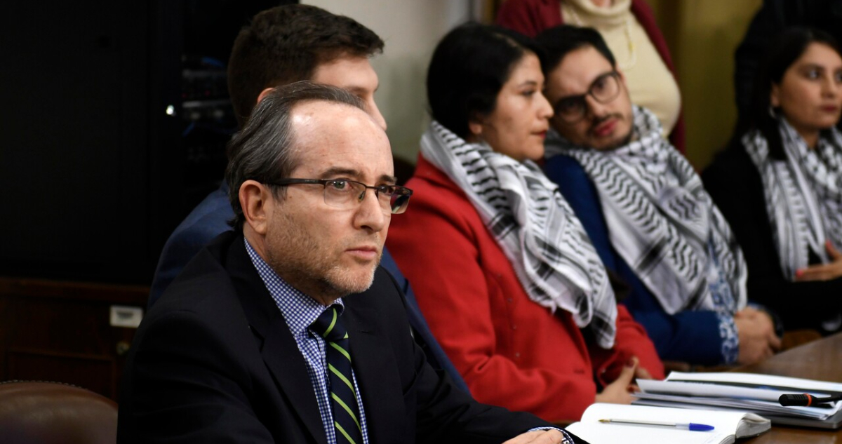 Embajador de Israel compara a diputados FA y PC con espuma de cerveza tras tensa sesión en la Cámara
