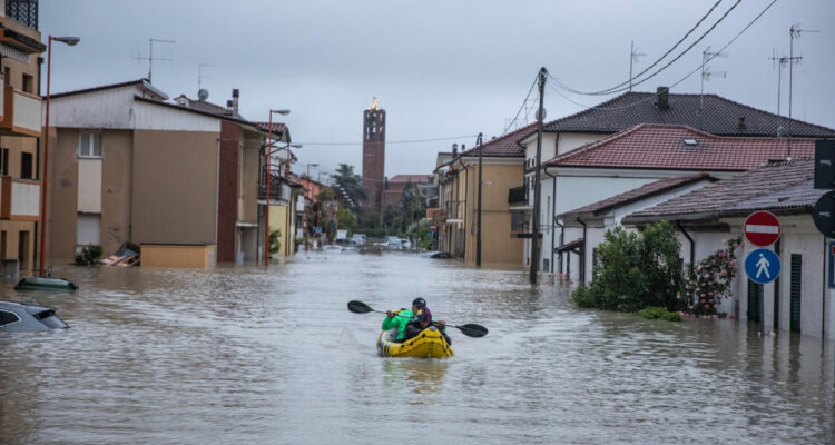 Italia: Al menos 5 muertos, 5 mil evacuados y enormes destrozos dejan inundaciones en Emilia Romaña