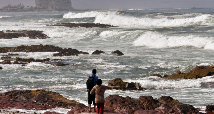 Encuentran muerta a mujer arrastrada por oleaje en Iquique: 4 sujetos intentaron rescatarla sin éxito.