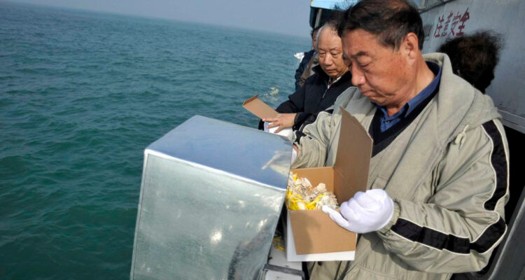 Entierros marítimos China se queda sin cementerios y optan por despedir seres queridos en el mar