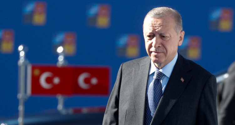 Moneda turca cae a mínimo histórico en previa a elecciones que decidirán si Erdogan sigue al poder