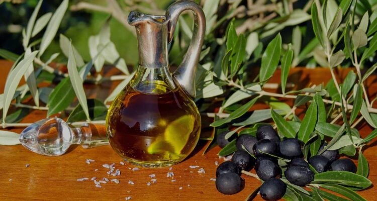 MIentras el calor azota diversas zonas de España, los olivareros sufren la pérdida de sus cosechas a la vez que el precio del aceite de oliva sube en toda Europa