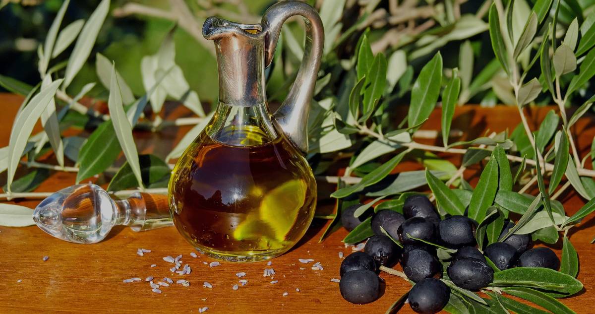 MIentras el calor azota diversas zonas de España, los olivareros sufren la pérdida de sus cosechas a la vez que el precio del aceite de oliva sube en toda Europa