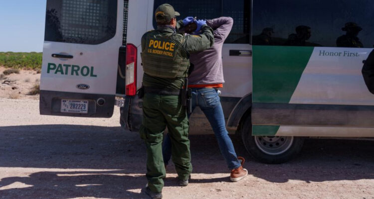 Estados Unidos aumentará “devoluciones en caliente” de migrantes