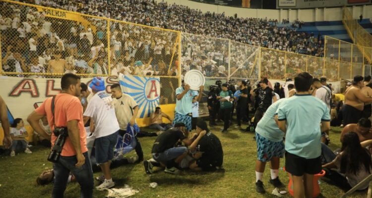 Al menos 9 muertos deja estampida en un estadio de El Salvador