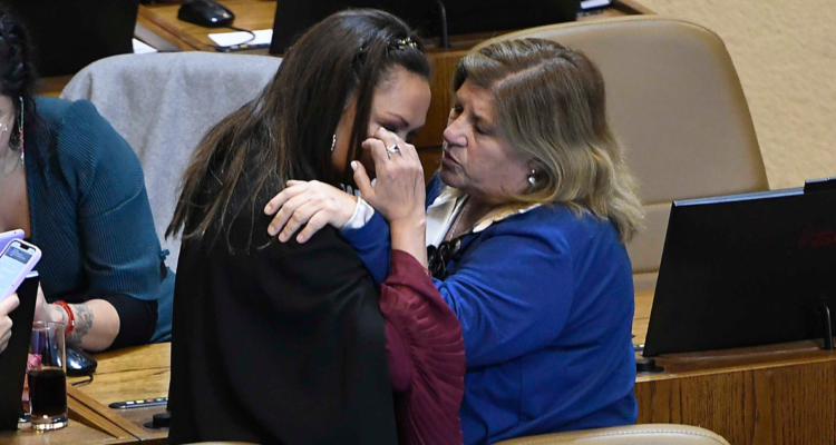 “Esto afecta a mi familia”: Diputada Santibáñez rompe en llanto tras ataque de “Pastor Soto”.