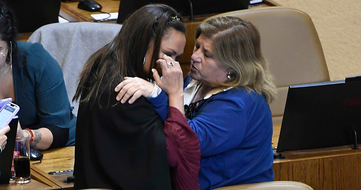 “Esto afecta a mi familia”: Diputada Santibáñez rompe en llanto tras ataque de “Pastor Soto”.