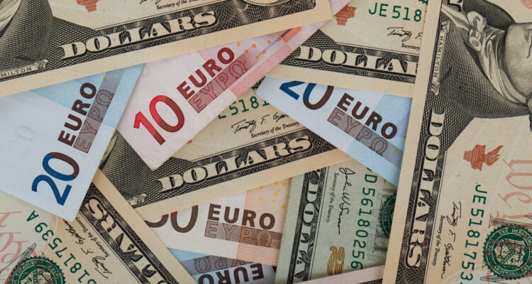 El dólar toma fuerza frente al euro, que cae a mínimos de los últimos dos meses