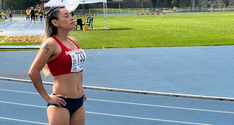 La atleta Evelyn Ortiz difundió odiosos mensajes que ha recibido tras contar del asalto que sufrió en Metro de Santiago
