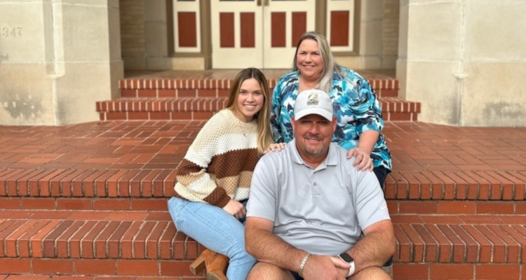 “Por lejos un momento especial”: Familia se gradúa al mismo tiempo de universidad en Estados Unidos