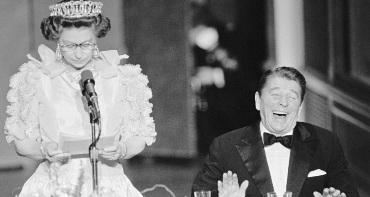 Revelaciones del FBI hubo un intento de asesinato contra la reina Isabel II cuanto estuvo en EEUU