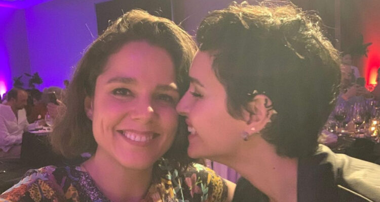 Fernanda Urrejola posa besando a su prometida, Francisca Alegría.