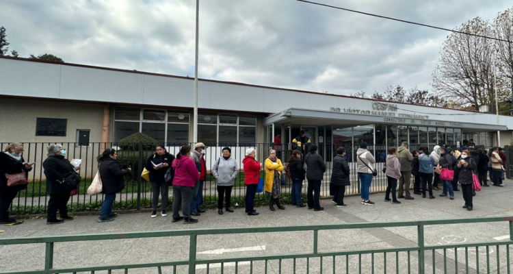 Adultos mayores por fila de casi una cuadra por atención en Cesfam de Concepción