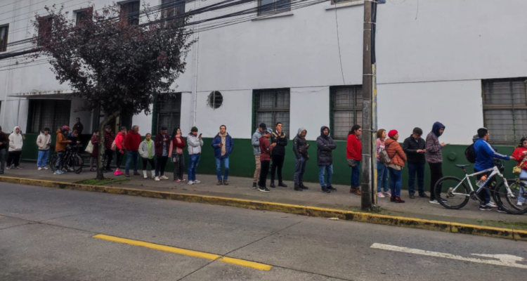 Enormes filas registran comisarías del Gran Concepción por personas que buscan excusarse de votar