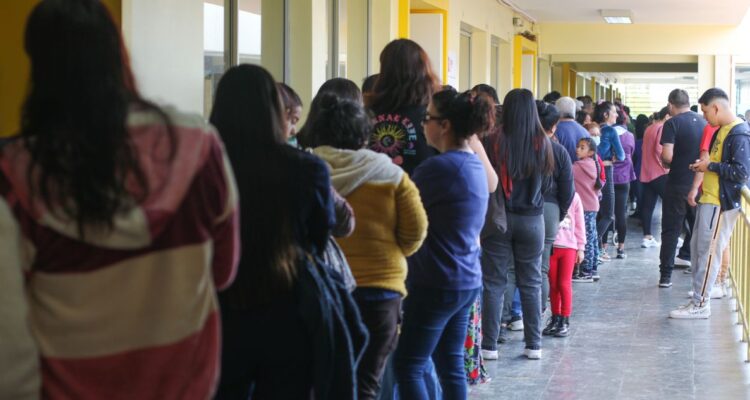 Servel recuerda que mesas de sufragio no pueden cerrar si se mantienen electores en filas