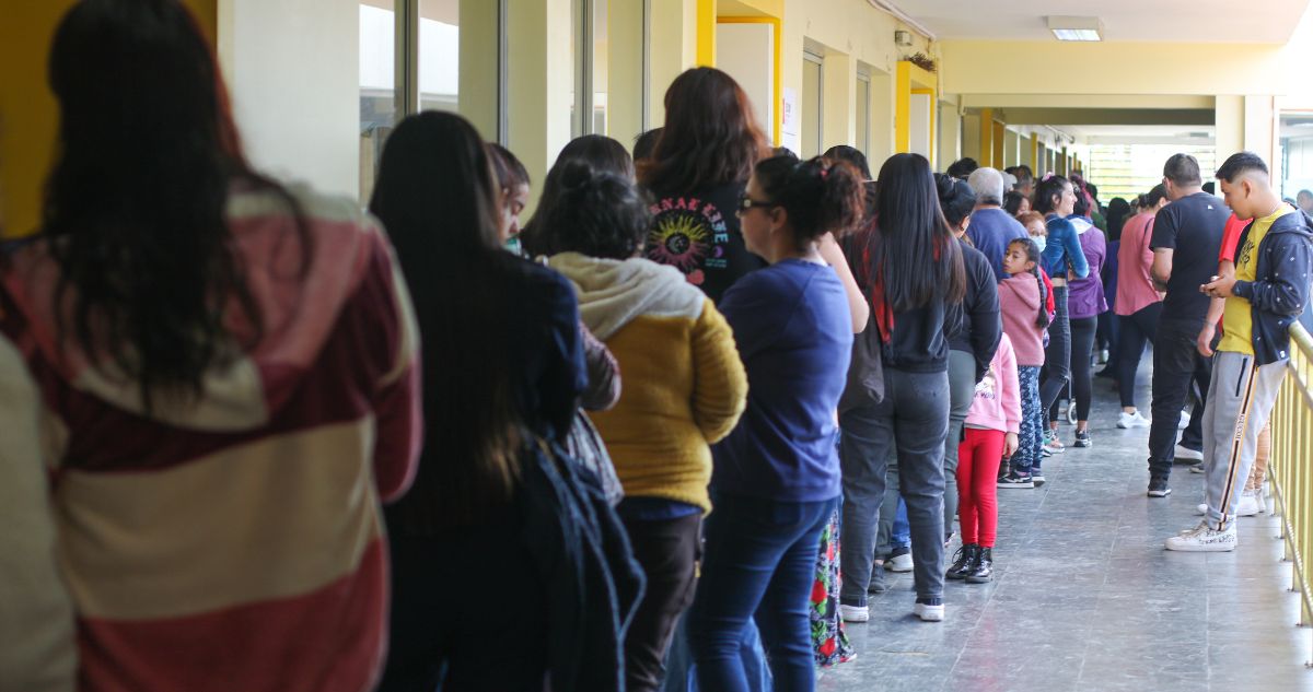 Servel recuerda que mesas de sufragio no pueden cerrar si se mantienen electores en filas