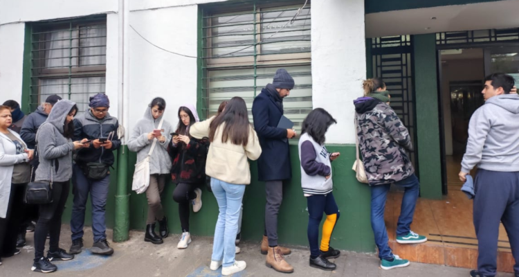 Enormes filas registran comisarías del Gran Concepción por personas que buscan excusarse de votar