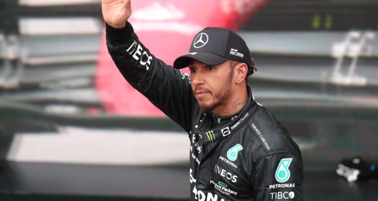 Lewis Hamilton habría recibido millonaria oferta de Ferrari para seguir en la Fórmula 1.