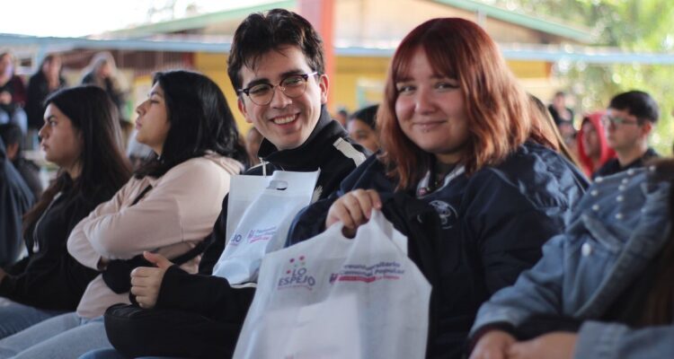 Jóvenes matriculados en el preuniversitario comunal de Lo Espejo