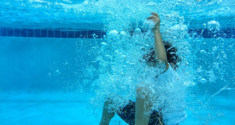 Francia prohibirá la venta y llenado de piscinas a sus ciudadanos en la región sureña de los Pirineos Orientales debido a la grave sequía que enfrenta el país europeo.
