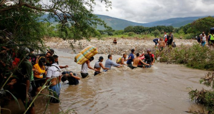 Migrantes venezolanos cruzan el fronterizo río Tachira hacia Colombia