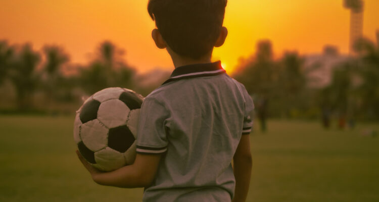 Niño con pelota de fútbol
