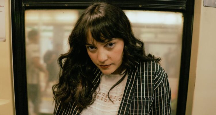 On the Record junto a Gabriela Arcos y "Mala idea": "Habla de la complejidad de las relaciones"