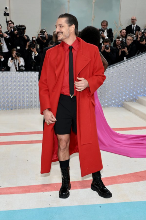 Pedro Pascal deslumbra en la Gala MET vestido de rojo y con shorts TV